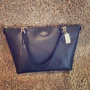 coach tote with zipper in navy color.