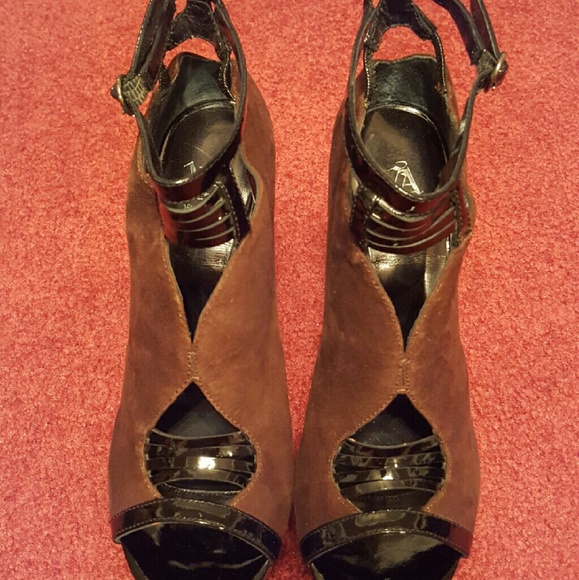 NWT Velvet Angels Decibel Heels Size 9 - Picture 2 of 4