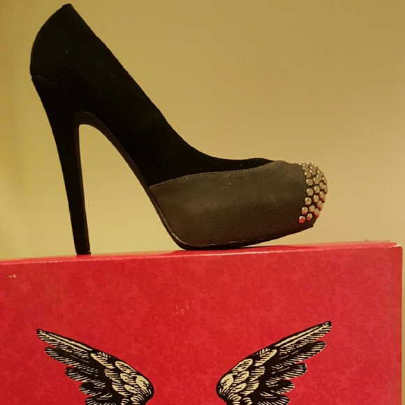 Sweater, belts and stiletto - Picture 4 of 4