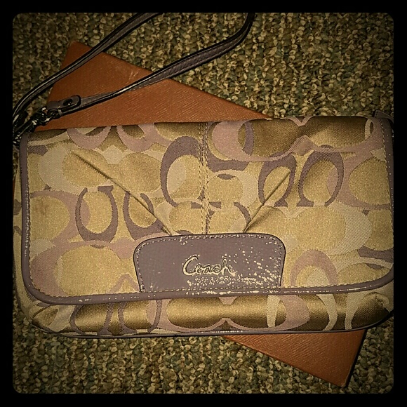 Beautiful Coach wristlet