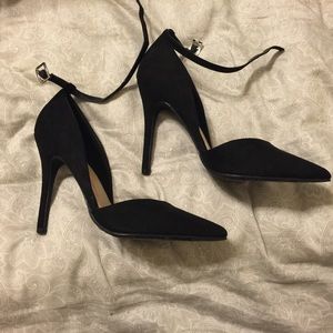 Black pumps