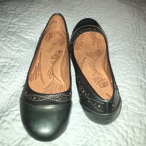 Beautiful leather flats.. New!