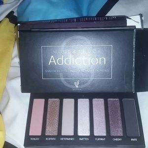 Younique Addiction eyeshadow palette #3