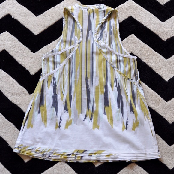 Stylish Sleeveless Top - Picture 4 of 4