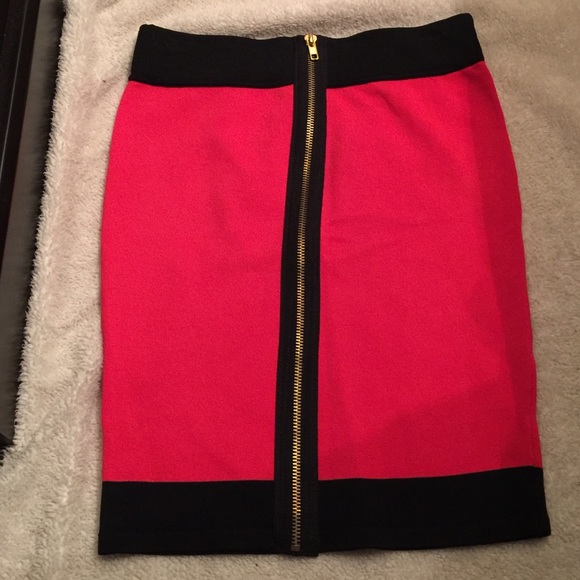 Black & red skirt with a gold zipper😍