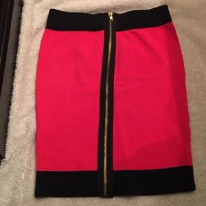 Black & red skirt with a gold zipper😍