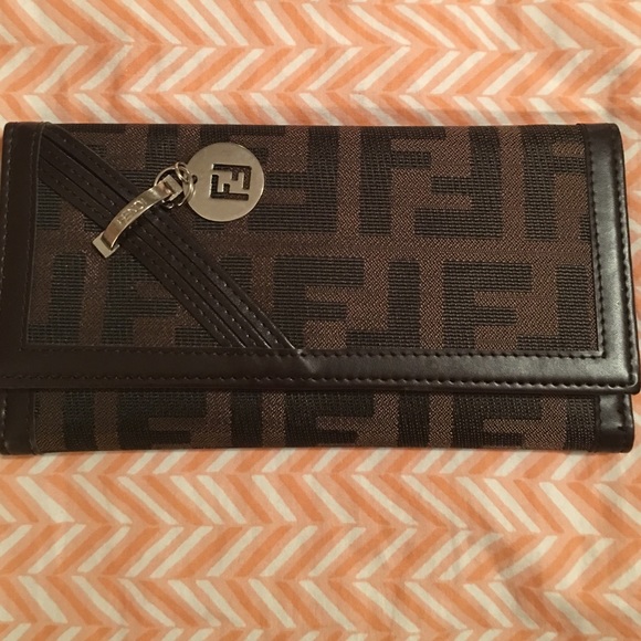 Wallet will hold checkbook and credit cards too