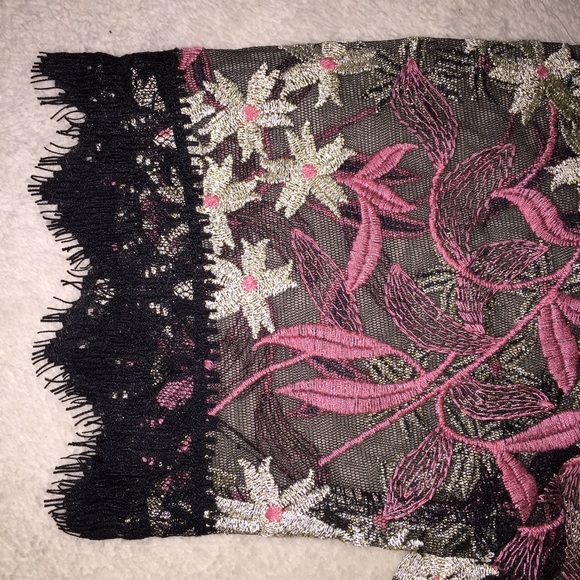 Metallic Embroidered Lace Crop Top - Picture 3 of 7