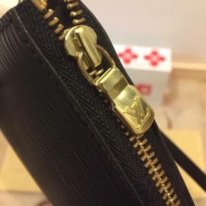 Authentic louis Vuitton pochette SOLD