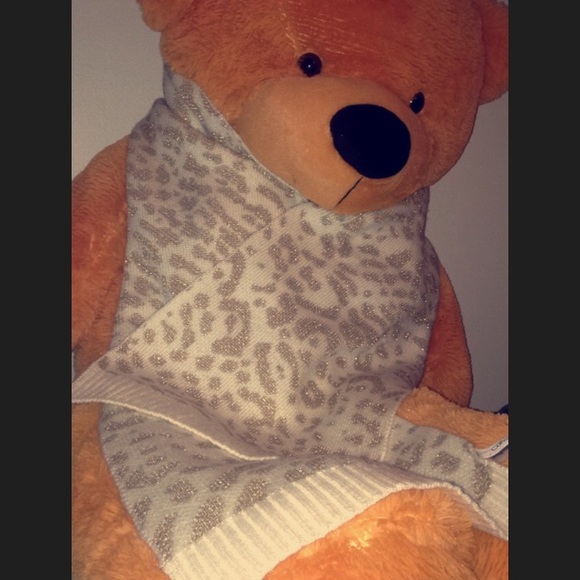 SCARF - Picture 1 of 4