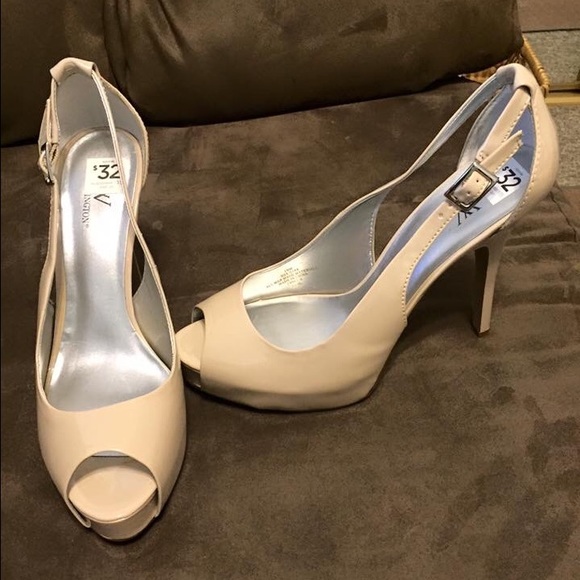 Size 10. Cream colored peep toe pumps.