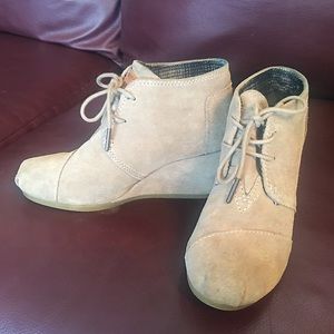 Toms: wedge booties