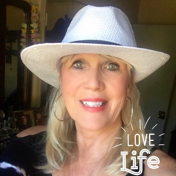 Meet your Posher, Joann - Picture 2 of 4