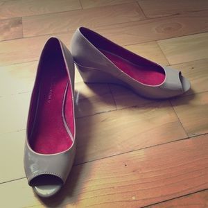 🎉FINAL SALE Chinese Laundry Peep Toe Wedges🎉