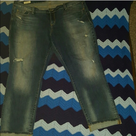 Awesome distressed jean capris/boyfriend jeans