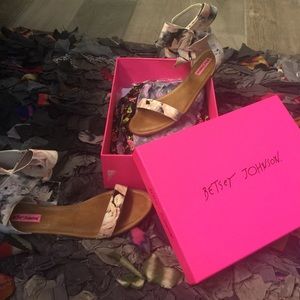 Betsy Johnson Big Bow Flat Sandal Size 10