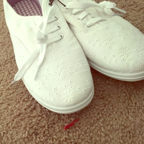 White floral print shoes