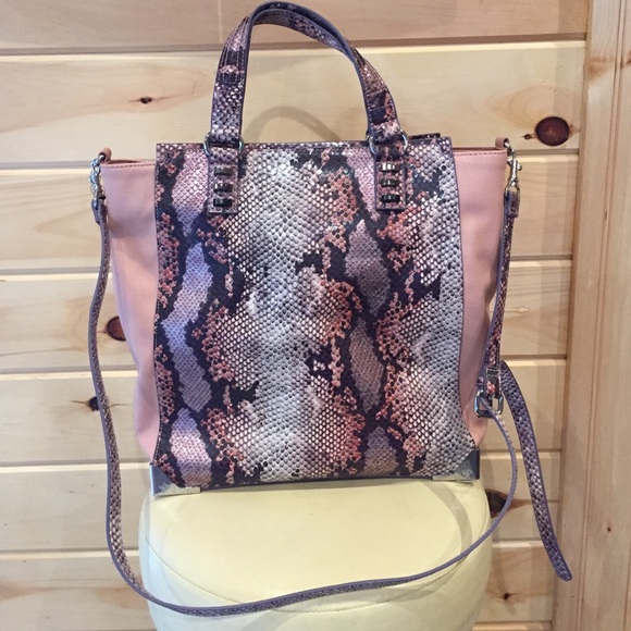 Simply Vera Vera Wang tote bag.