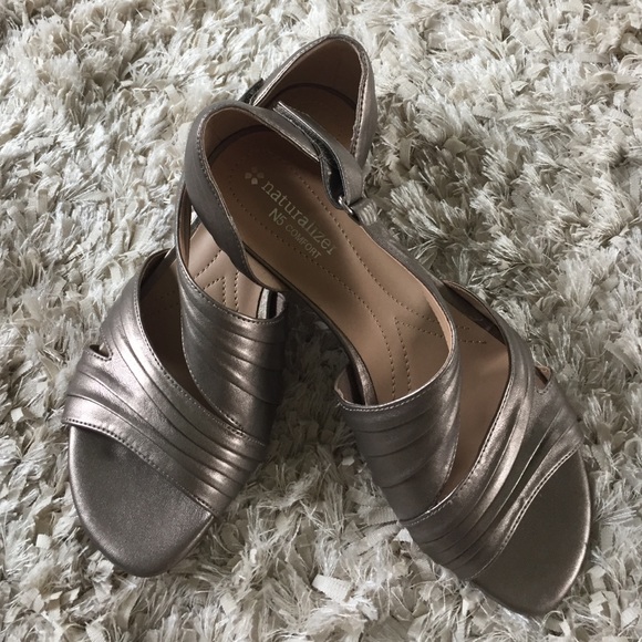 SOLD Brand new Naturalizer sandals. Size 7 - Picture 1 of 4