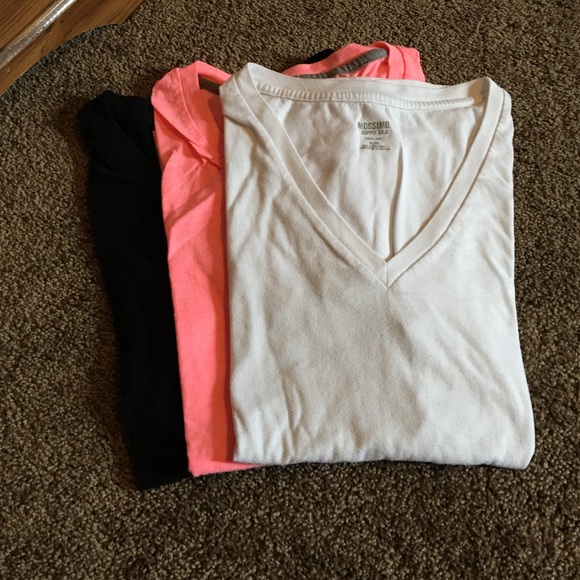 ❌SOLD❌v neck tees