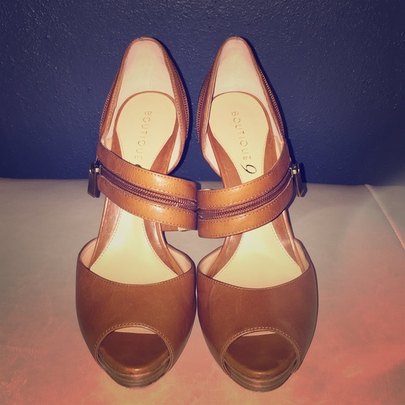 Leather peep toe with zipper detail