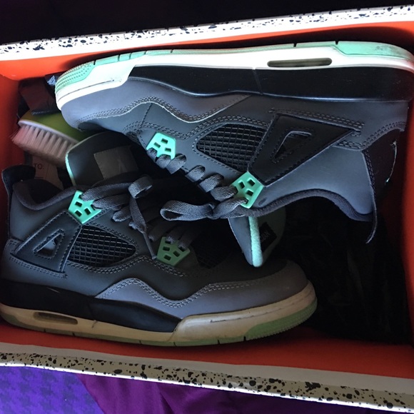 Jordan's green glow 4's 5.5 size in youth - Picture 2 of 4