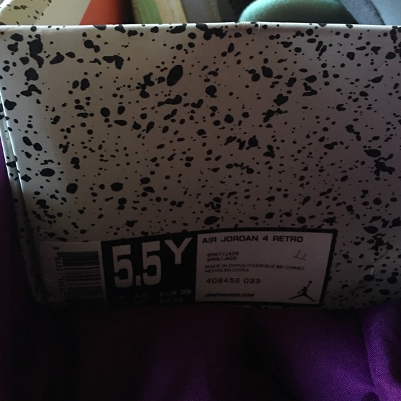 Jordan's green glow 4's 5.5 size in youth - Picture 3 of 4