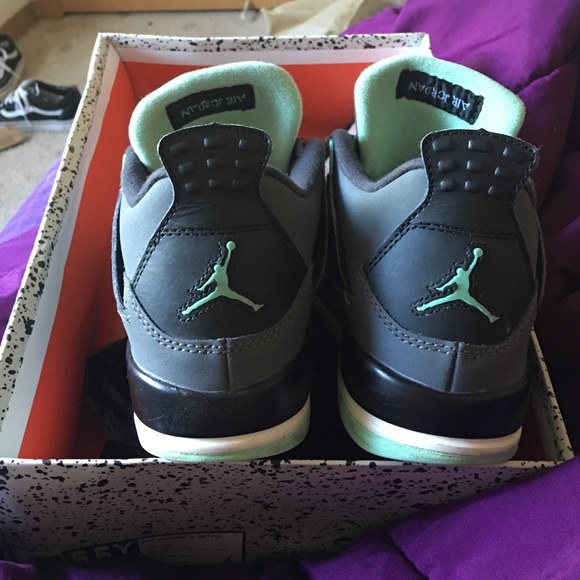 Jordan's green glow 4's 5.5 size in youth - Picture 4 of 4
