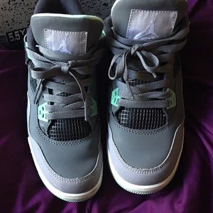 Jordan's green glow 4's 5.5 size in youth
