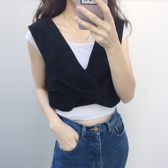 FINDERS KEEPERS V-neck crop top - Picture 3 of 6