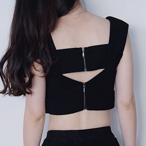 Finders Keepers Tops - FINDERS KEEPERS V-neck crop top