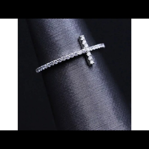 Beautiful Ladies Cross Diamond Ring 14K Gold
