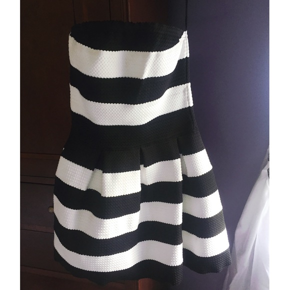 Adorable strapless dress