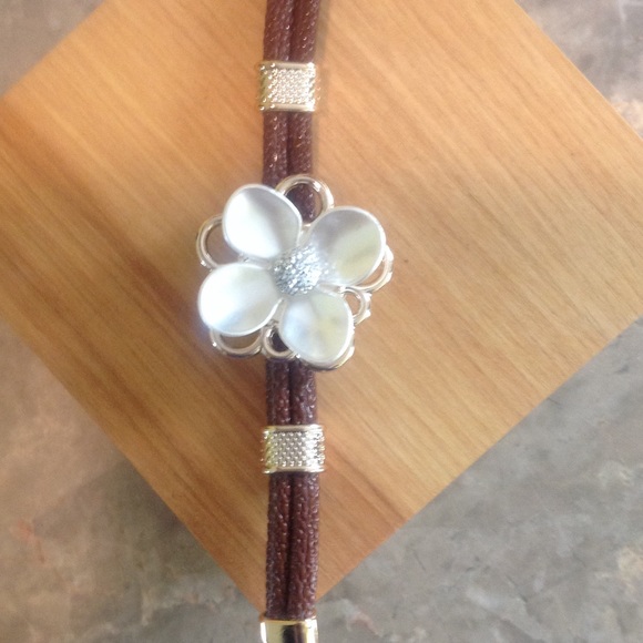 🆕Leather-Like Brown Bracelet with Floral Accent🆕 - Picture 1 of 4