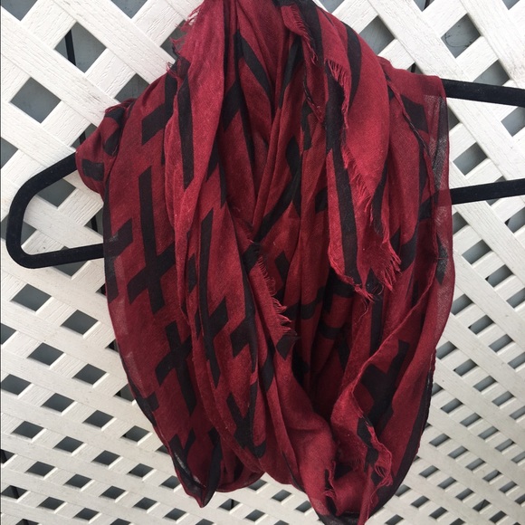 Maroon & black scarf! 💕