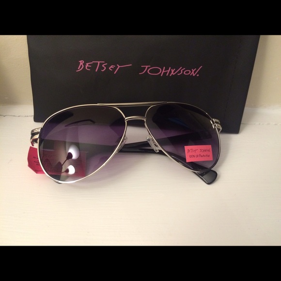 Betsey Johnson Accessories - Betsy Johnson aviator sunglasses !💕