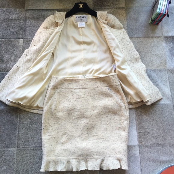 π«SOLDπ« CHANEL Jackie-O Ruffled 2-Piece Suit - Picture 4 of 4