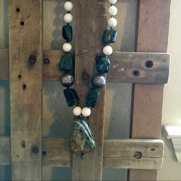 ️⛔️SOLD! Gorgeous Gray/White Statement Necklace!