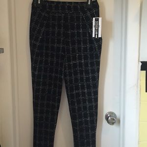 Trouser pants with fitted bottoms