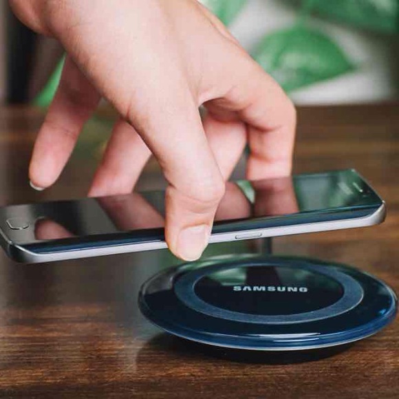 Samsung Wireless Charging Pad for Samsung Phones - Picture 2 of 4