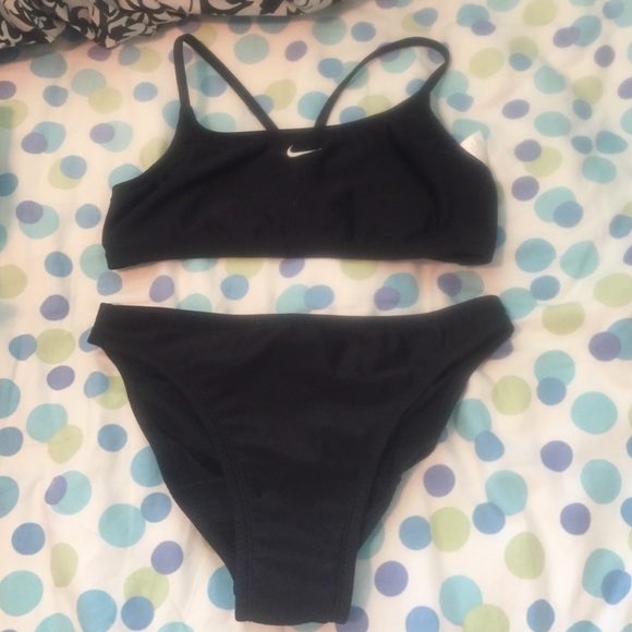 NEVER WORN NIKE WOMEN BLACK SWIM SUIT