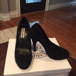 Steve Madden Black Seude Pumps