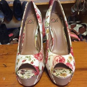 High heel shoes. Size 6. Floral. Thick heel