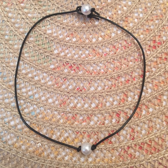 Single Pearl Choker