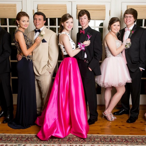 Meet Your Posher, Caroline! - Picture 3 of 4