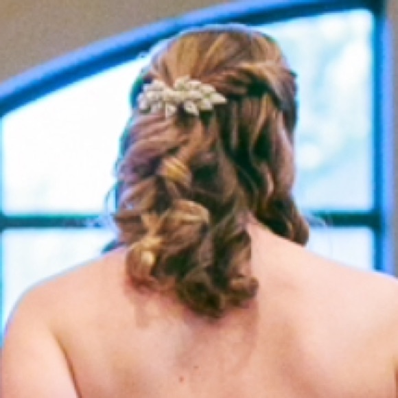 ?? Host Pick ?? Gorgeous crystal barrette.