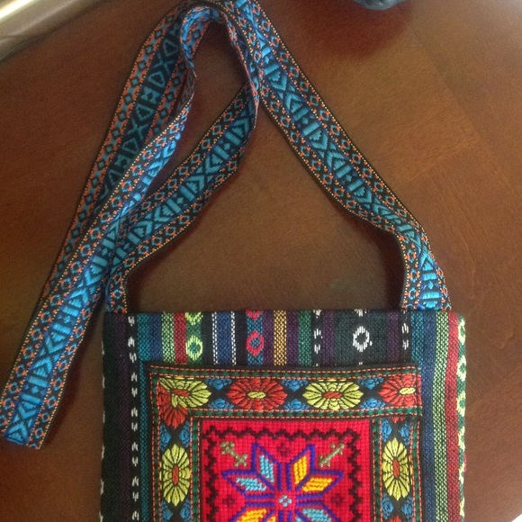 🆒🆕Crossbody Fully Embroidered Purse!! NWOT!!🆒🆕 - Picture 3 of 4