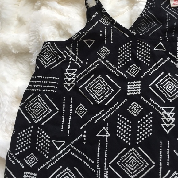 🌙 Aztec Crop-Top 🌙 - Picture 2 of 4