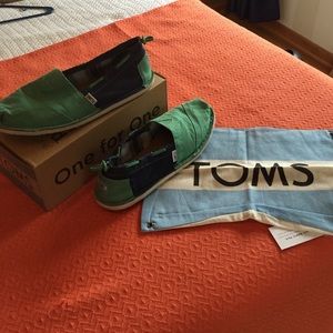 Blue and green TOMS