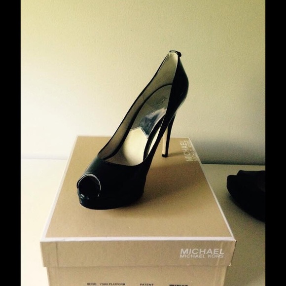 Peep toe black platform pumps